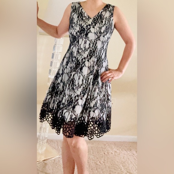 Chetta B Dresses & Skirts - Very flattering lace dress size 4
